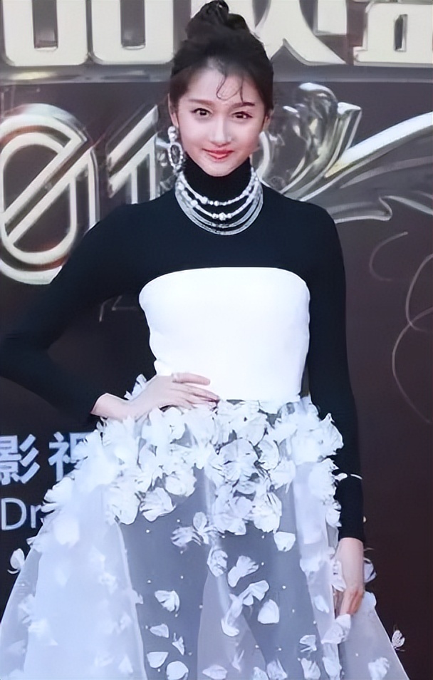 "迷惑搭配,疑似熊猫人关晓彤这次在戛纳的红毯造型,在她众多"翻车"