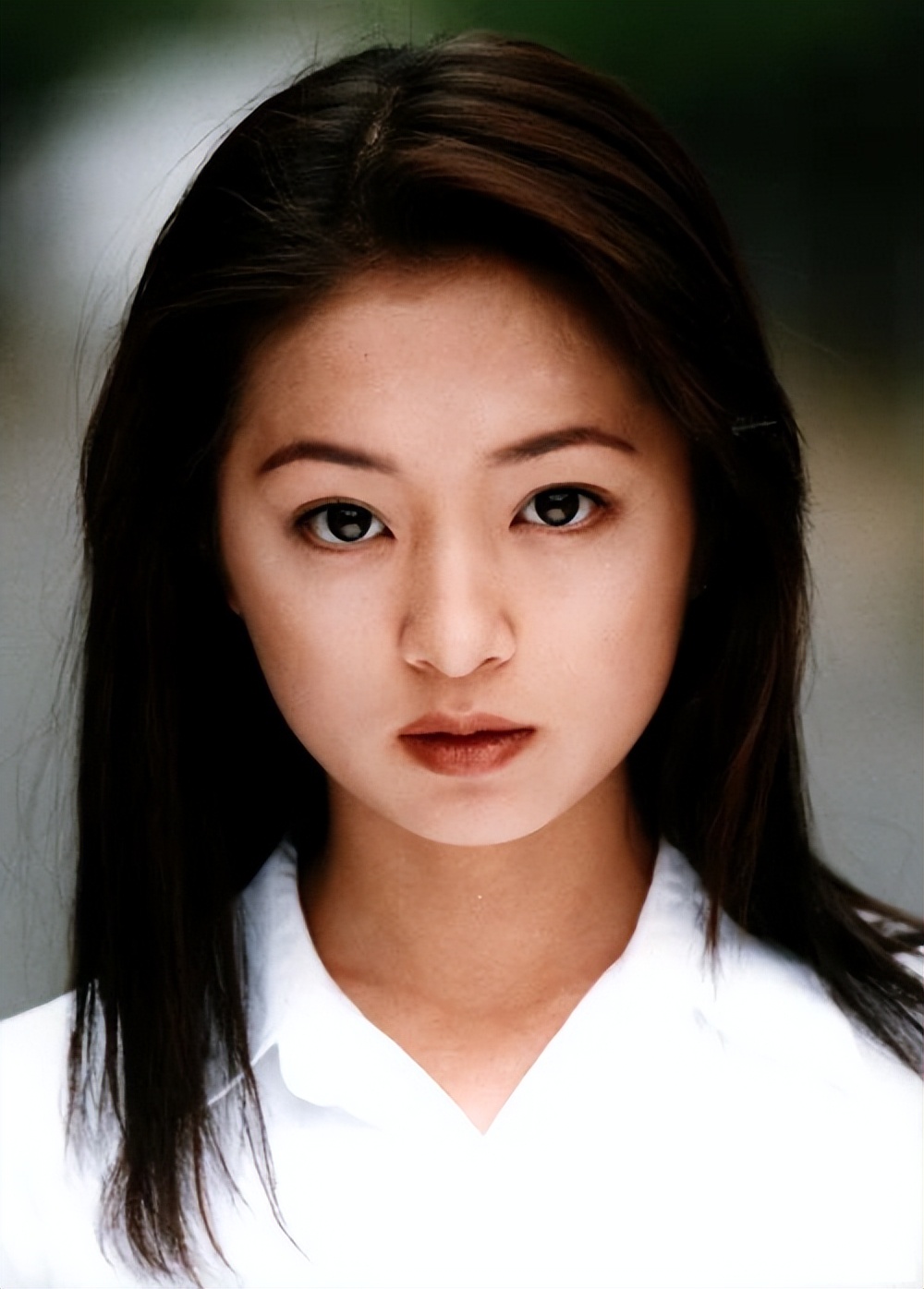 年轻时的滨崎步虽然也是厚唇,但没有如今这么突出,整体还是比较和谐的