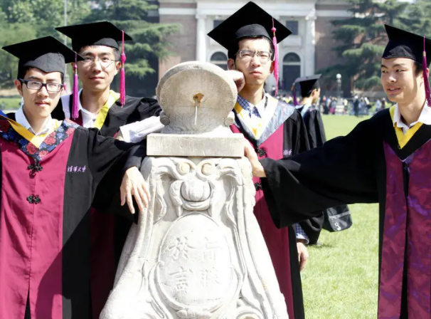 清华大学多门学科“全英授课”，台下全是中国学生，为啥不用汉语