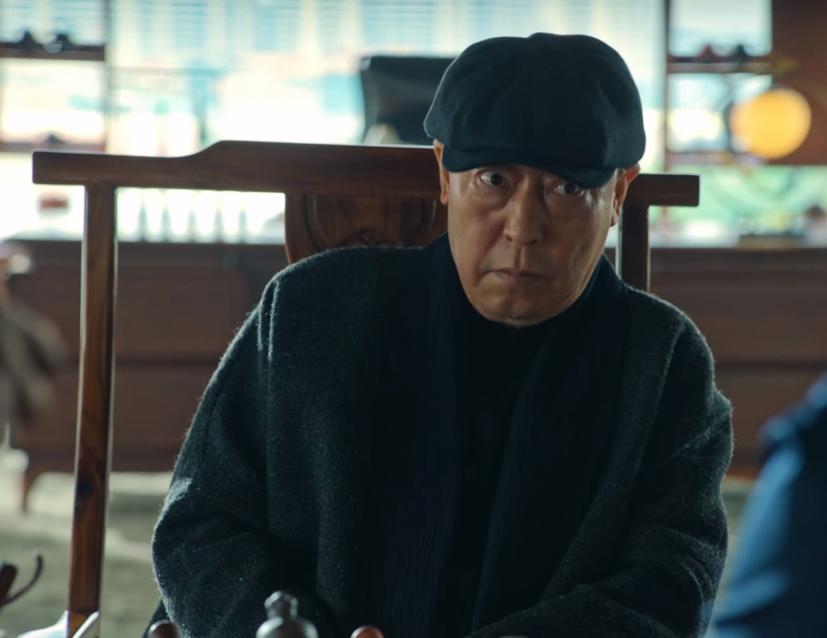 这种大佬中的大佬形象并不好演,但倪大红就是用最松弛自然的方式,将泰