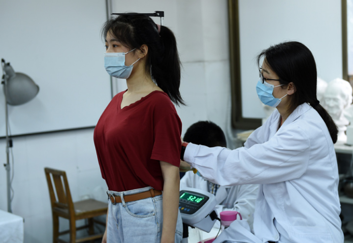 高考体检要“全部脱光”？学生们忐忑不已，医生：你以为我想看？