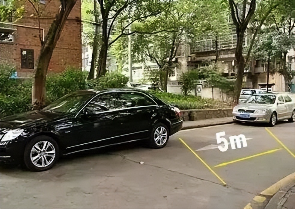 倒車時怎么判斷距離？老司機教你幾招