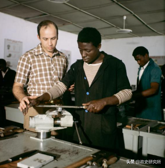 黑人留学生疯狂“猎艳”苏联女郎，遭苏联青年狂揍，引发黑人运动