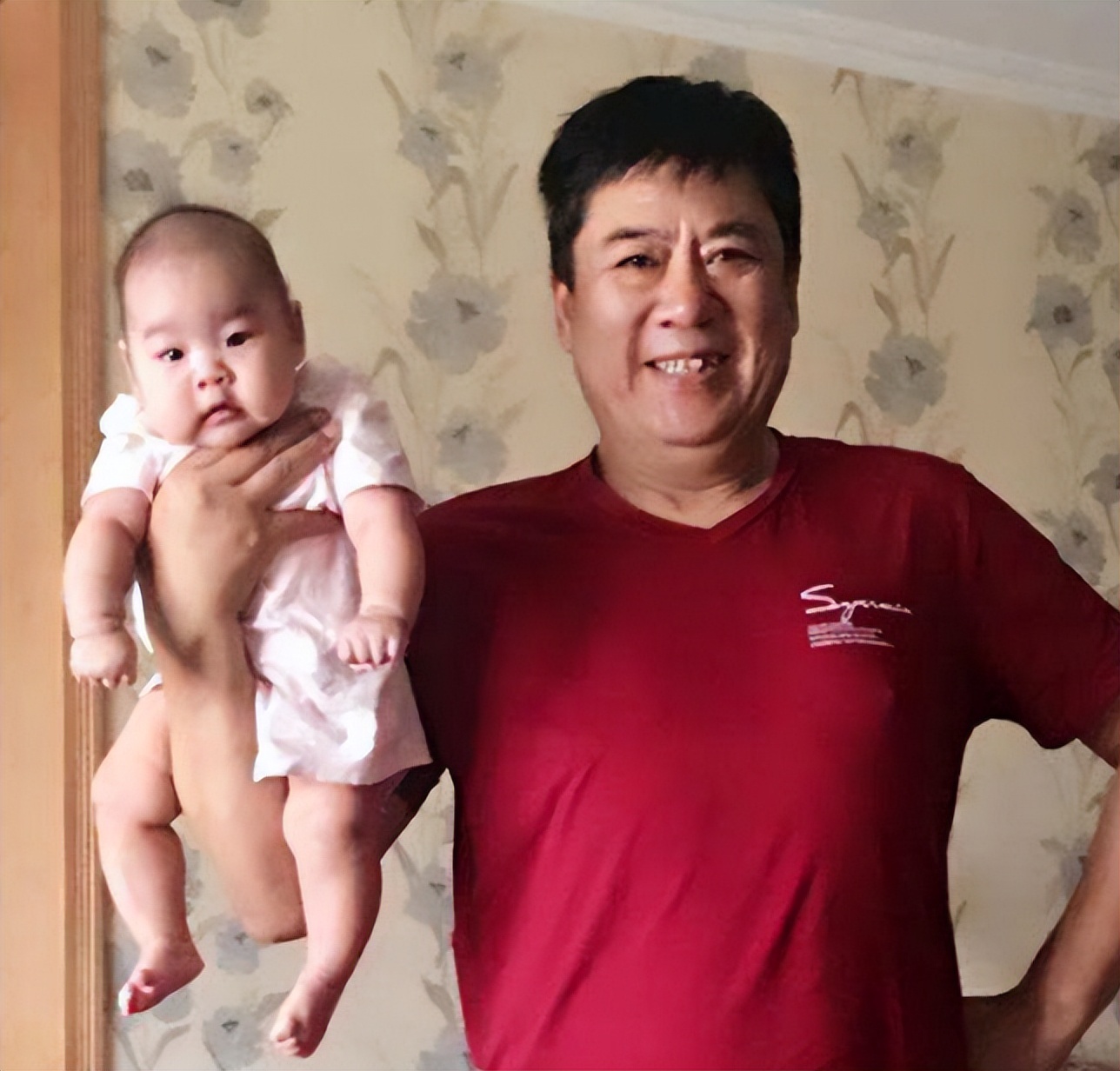 晚年因狂飙再次爆火的张潮:二婚娶娇妻,大女儿现在也是知名演员