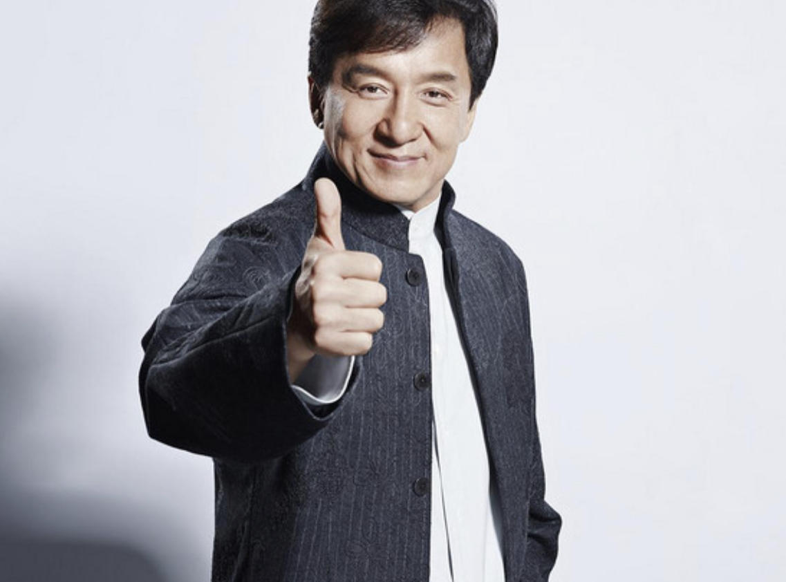 67岁成龙现身武汉高校上课，获百人迎接排场大，亲切打招呼无架子