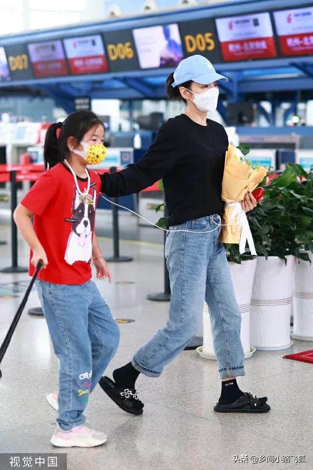 黄奕现身机场获女儿前来送机 母女二人拥抱告别依依不舍