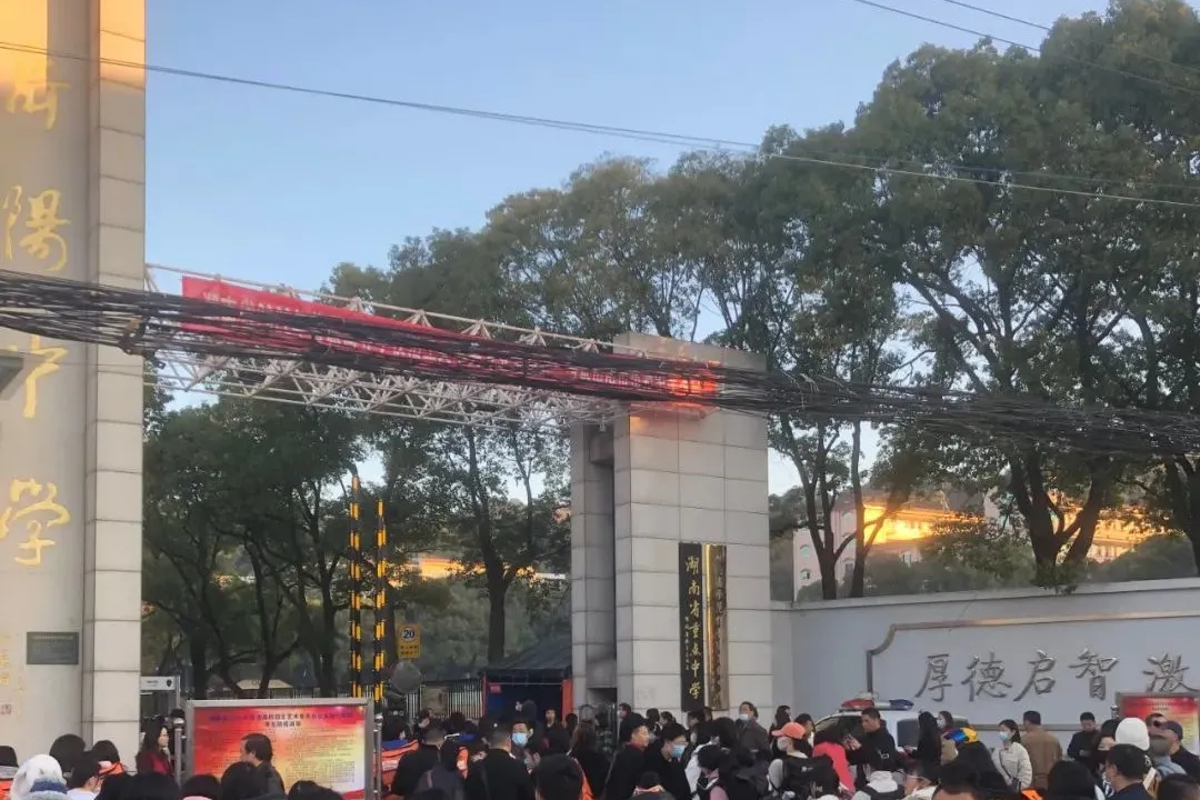 这个周末又有6个省份开始美术统考，统考4点提示为艺考生祈福