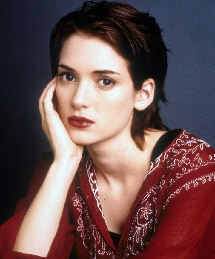 她的叛逆暗黑风依然时髦，回顾Winona Ryder 90s的经典短发