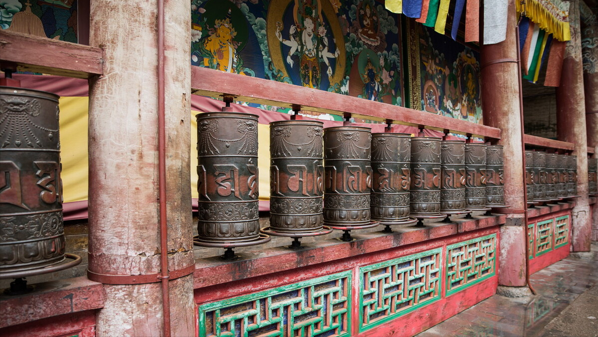 盘点全国10大求财最灵的寺庙，前仨歪果仁都喊真香，争着上头香
