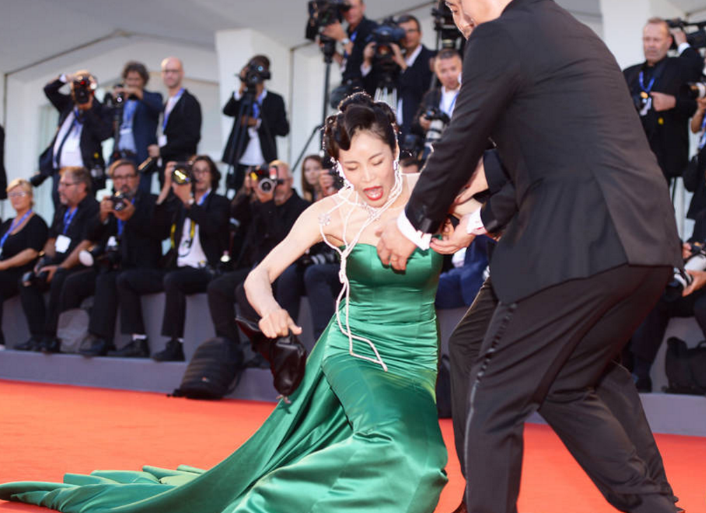 裙下走光,肩带滑落,假晕摔倒,内娱红毯让女星玩明白了,太社死