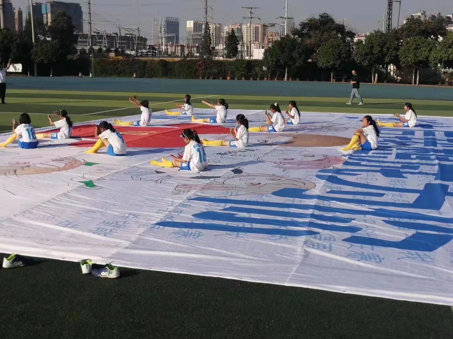 坐在足球里的小女孩(中国女足夺冠后 乌蒙山里的小学生女足球队：长大后我想成为你)