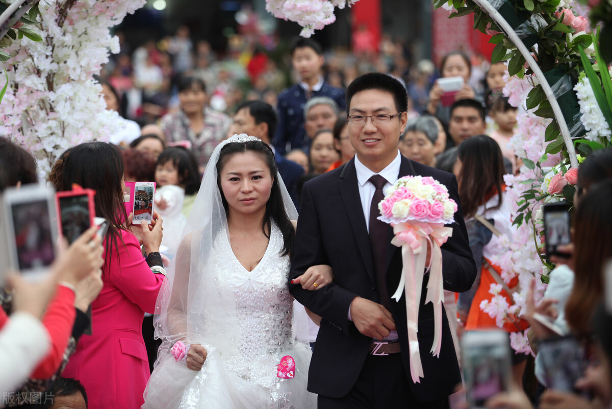 女儿远嫁外地,婚礼上新娘爸爸一席话,让新郎泪奔,现场人称赞好