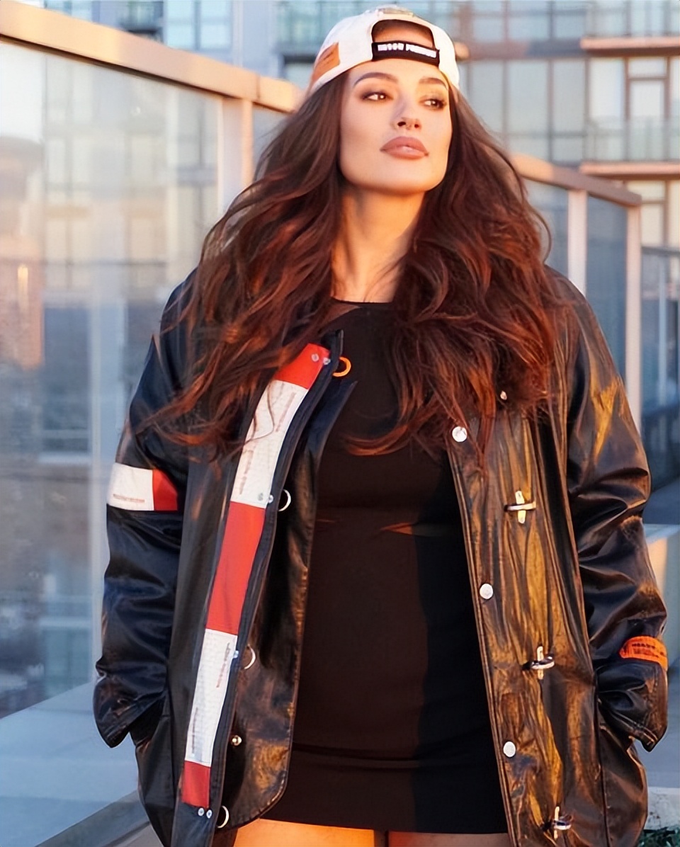 女生体重称照片(180斤大码超模勇敢又豪放!