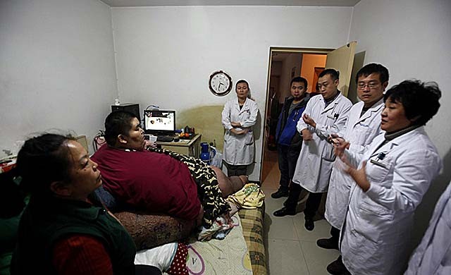 河北小伙胸口顶着200多斤肉球，体重500斤，吃喝拉撒在床上解决