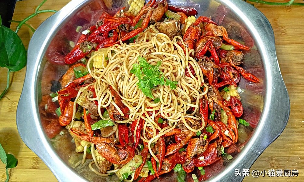 图片[1]-【麻辣小龙虾】做法步骤图 有菜还有面条 连汤汁都不放过吃起-起舞食谱网