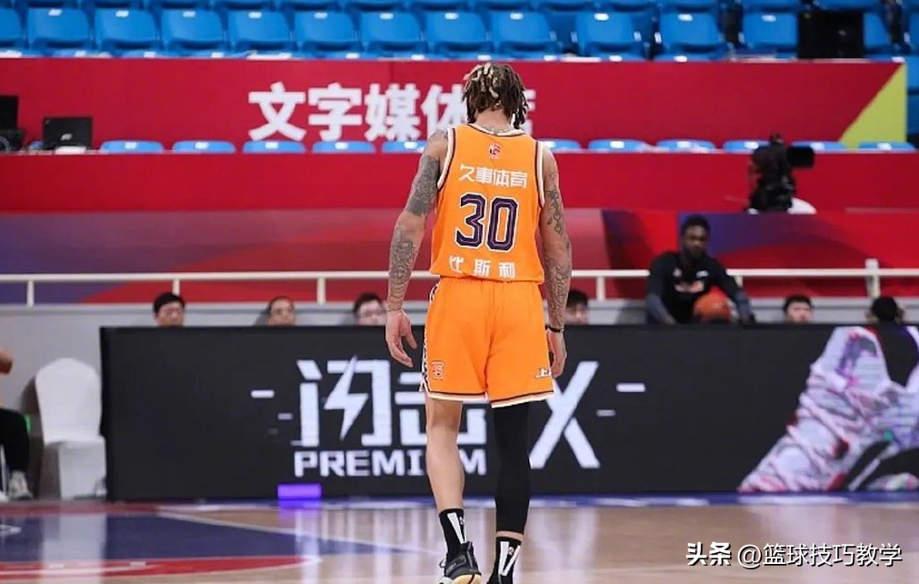 cba哪个外援被高价挖走(上海外援比斯利成为CBA被裁第一人！曾经的NBA大神！陨落了)