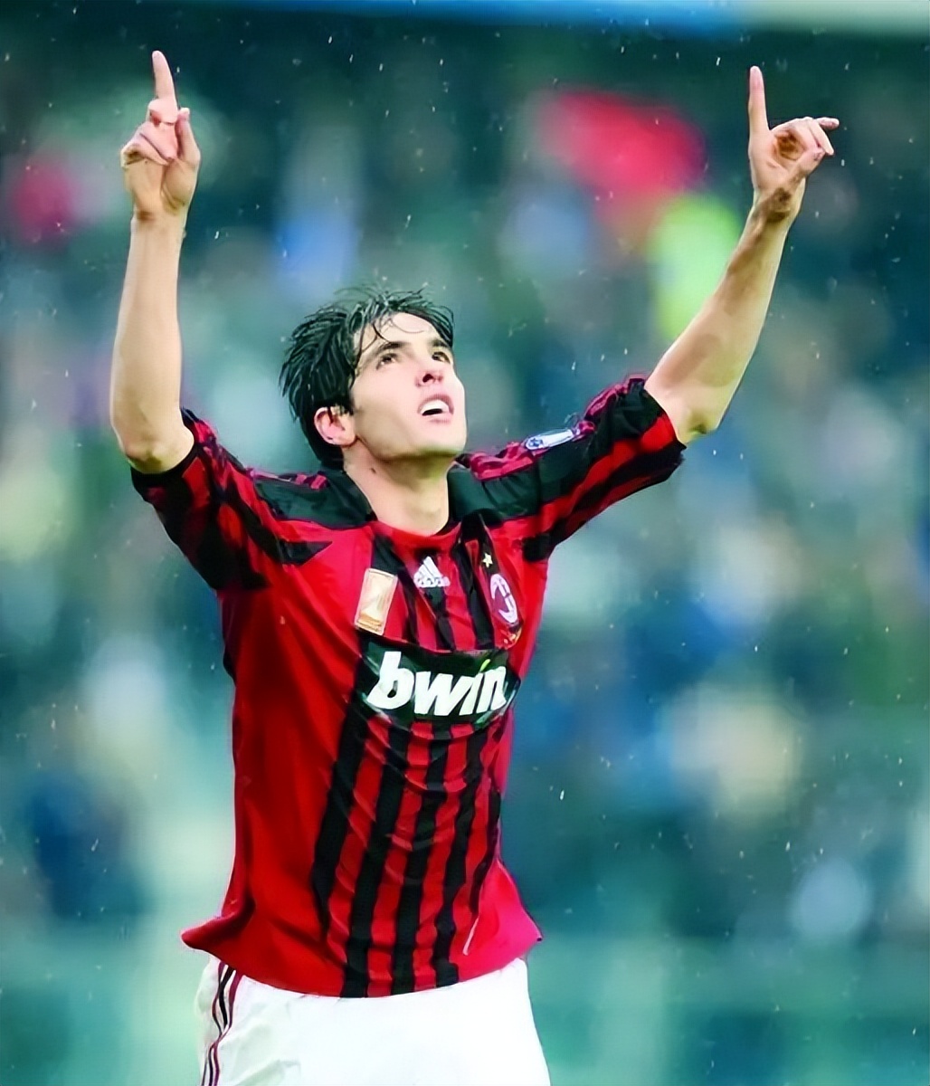 卡卡小时候就来到了圣保罗青年队,在这里出生优越的卡卡和那些来自