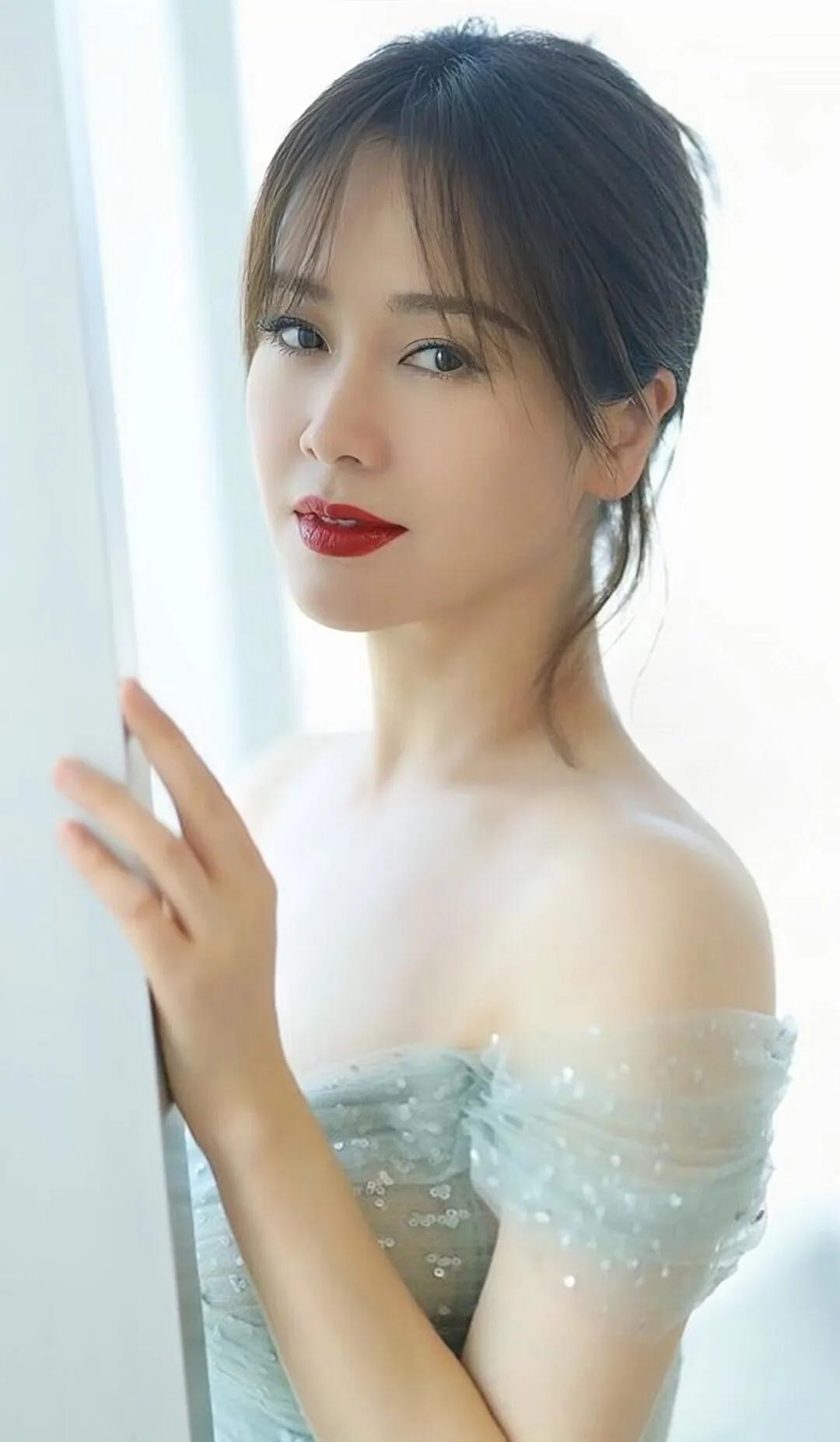 左小青腰肢柔软保养有道，美出高级感