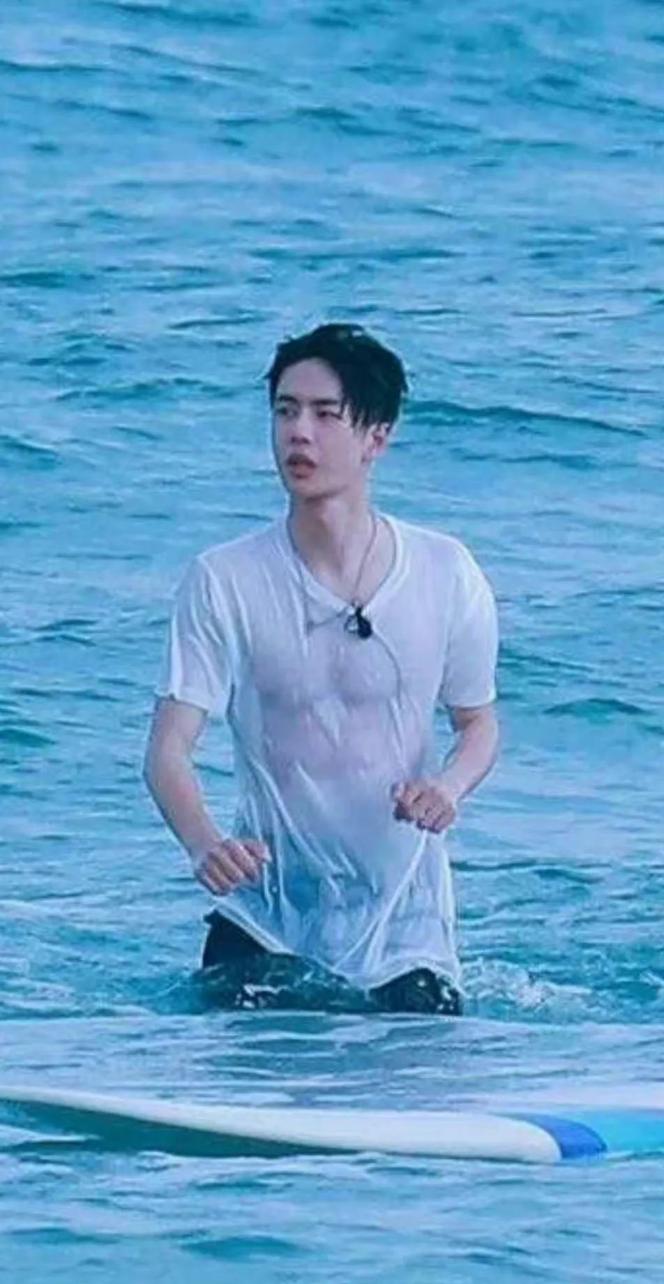 王一博的腹肌真的很优秀啊，阳光帅气的大男孩儿