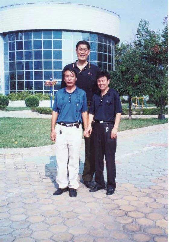 穆铁柱追悼会:身盖八一军旗,妻儿痛哭,姚明,郑海霞泪洒现场