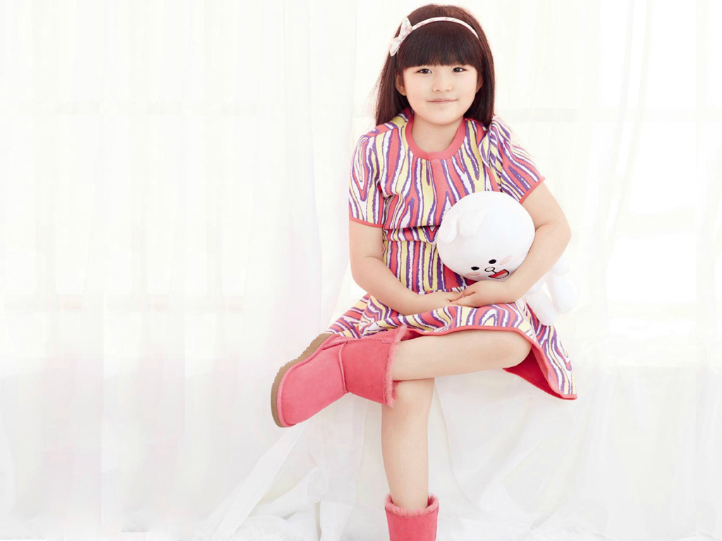 主持人李湘与导演王岳伦的女儿,小名恬恬.