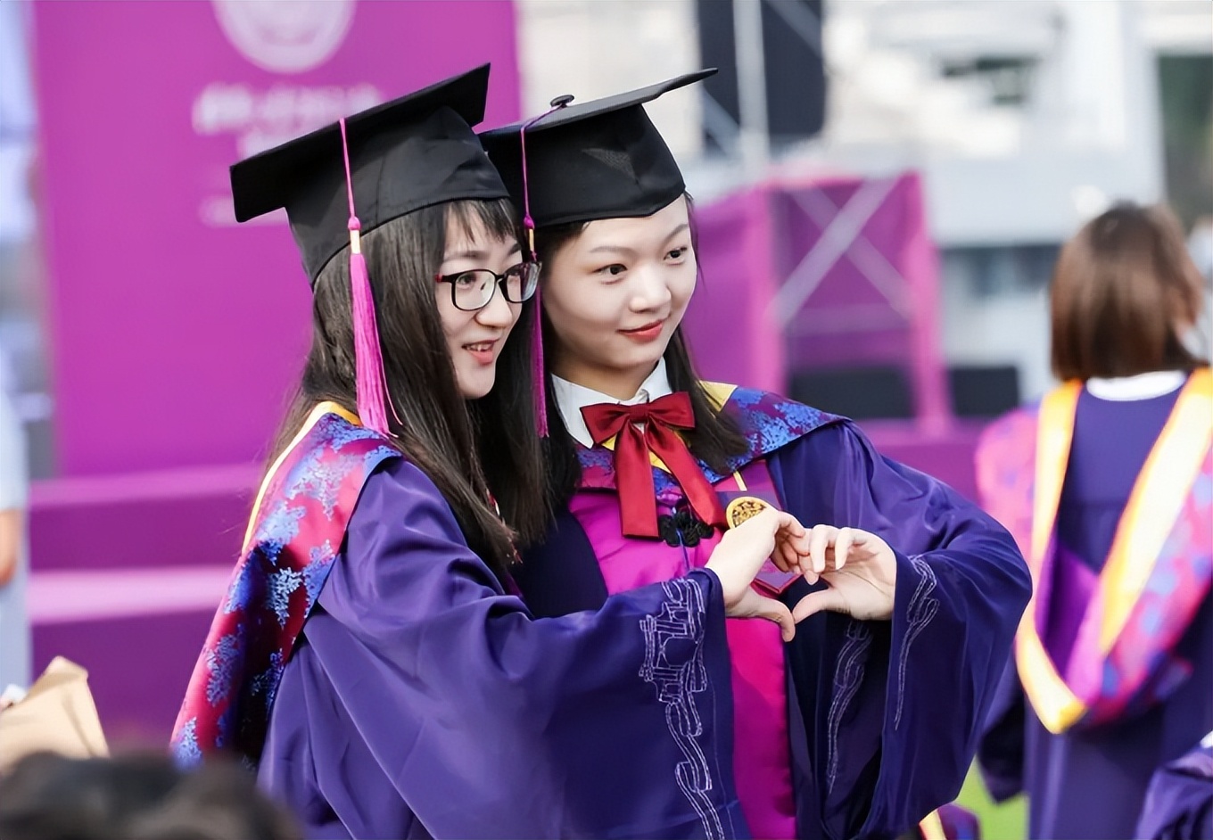 毕业典礼上的“神秘力量”，各高校请出学术权杖，网友看后羡慕了