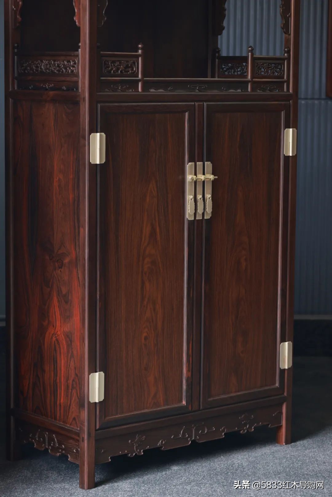 顶级红木家具:大红酸枝上格券口带栏杆亮格柜