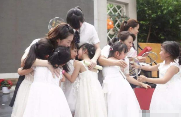 老师结婚家长随不随礼（学生参加老师婚礼用随礼吗）