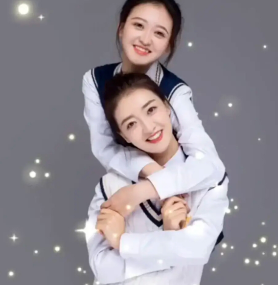 女儿和母亲拍学院风写真，二人同框似闺蜜，网友：到底哪个是妈妈