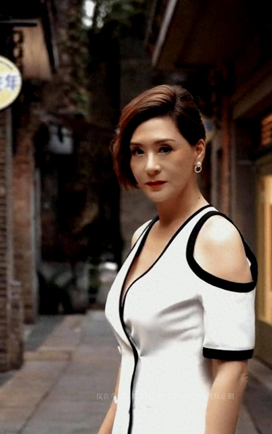 香港女星宣布回国发展，穿露肩长裙现身内地街头，57岁仍风韵犹存