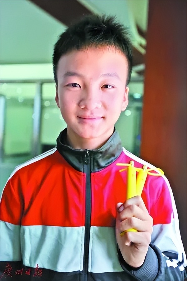 全世界跳绳比赛(15岁光速少年岑小林:30秒跳绳228次,轻松打败日本冠军