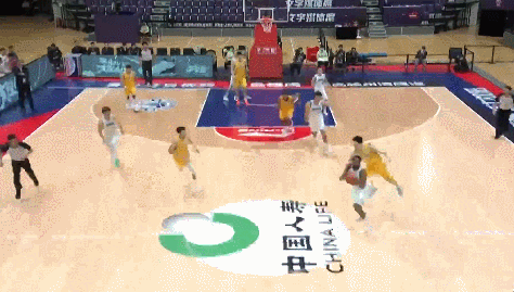 趙巖昊33 6（趙巖昊21分三分4中4威爾斯空砍33+6 青島不敵廣廈提前無緣季后賽）