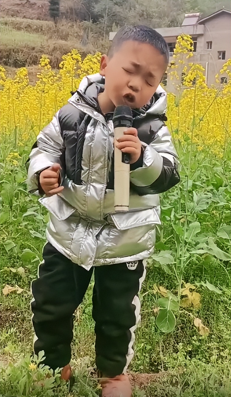 “未来歌神”：6岁农村萌娃“戏精附体”，靠模仿对口型唱歌走红