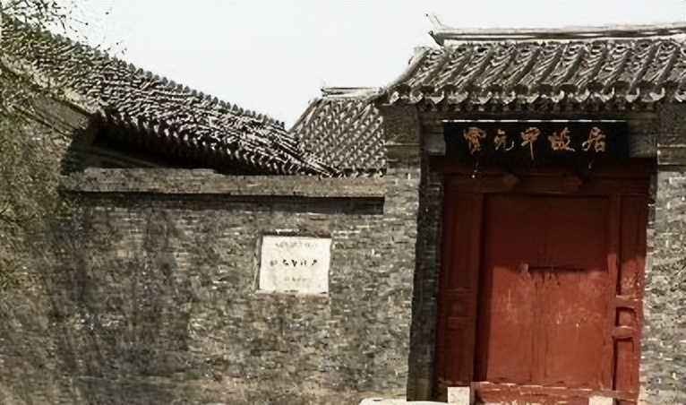 霍元甲踢馆慈禧保镖，踢了两脚后转身就走，对手站在原地纹丝不动