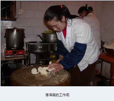 雇主跑路，拿不到工钱的保姆无私抚养两弃女，将她们培养成大学生