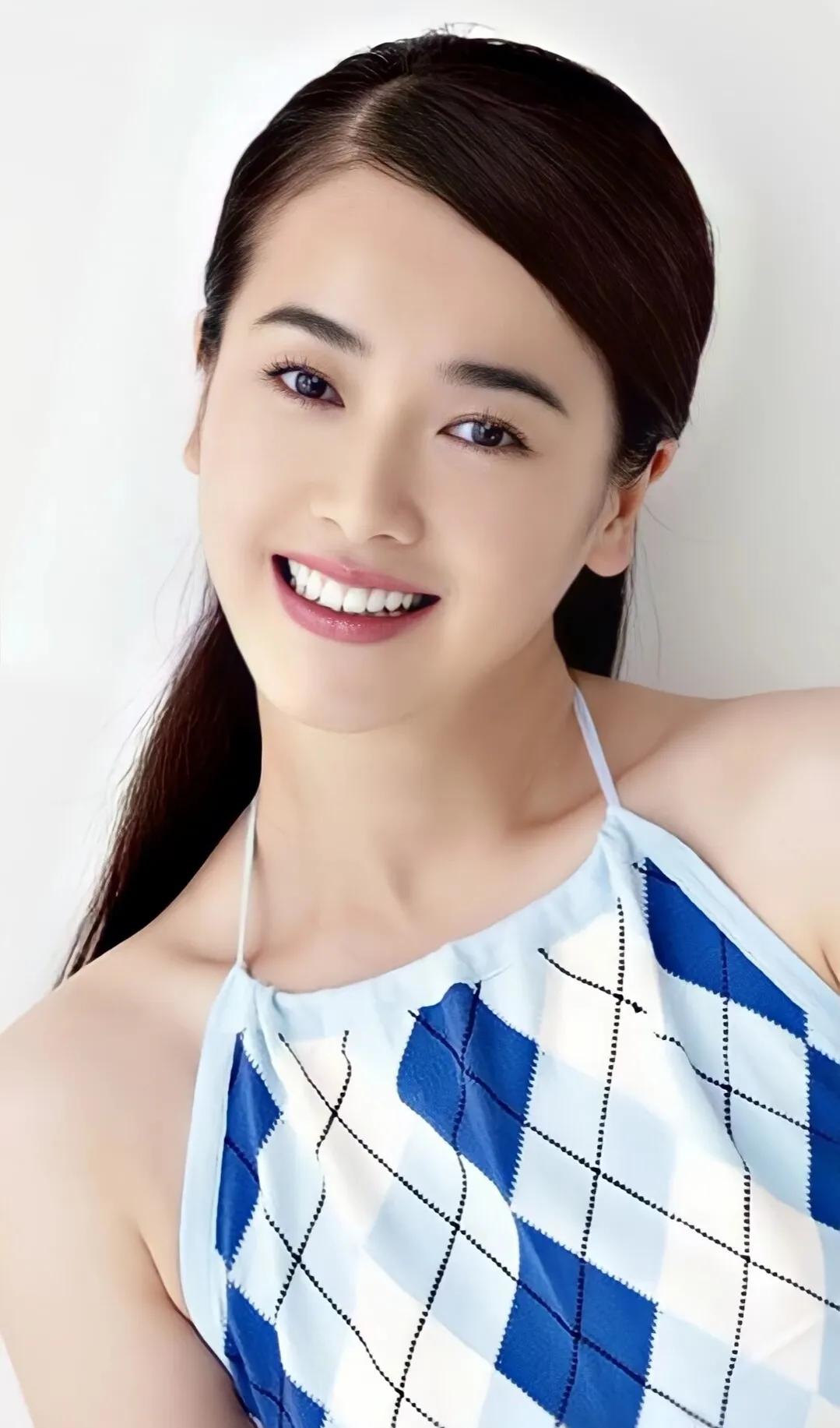 左小青腰肢柔软保养有道，美出高级感