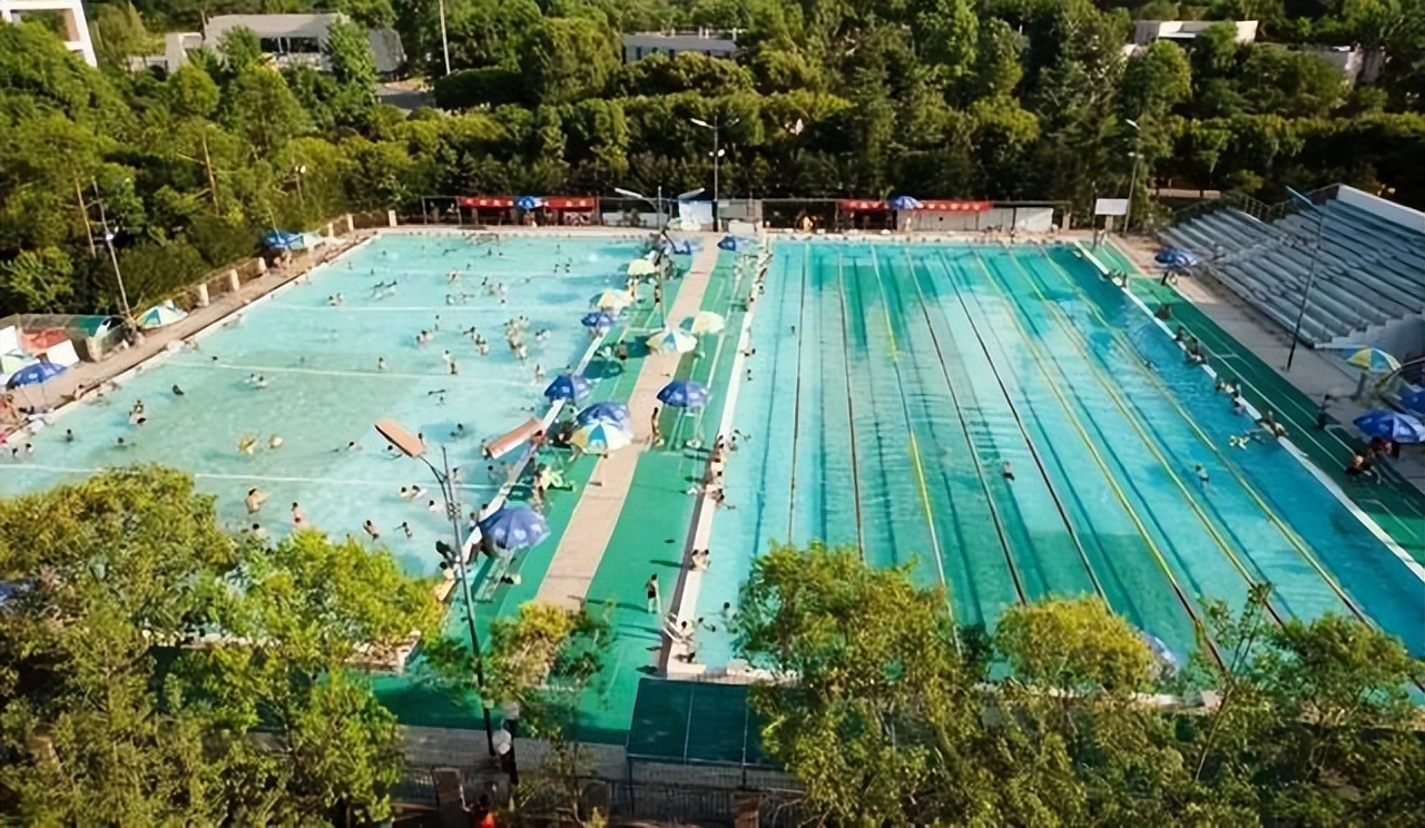 体育生打篮球视频(高校体育生上游泳课，引女大学生扒窗围观，女生高呼：全都是男人)