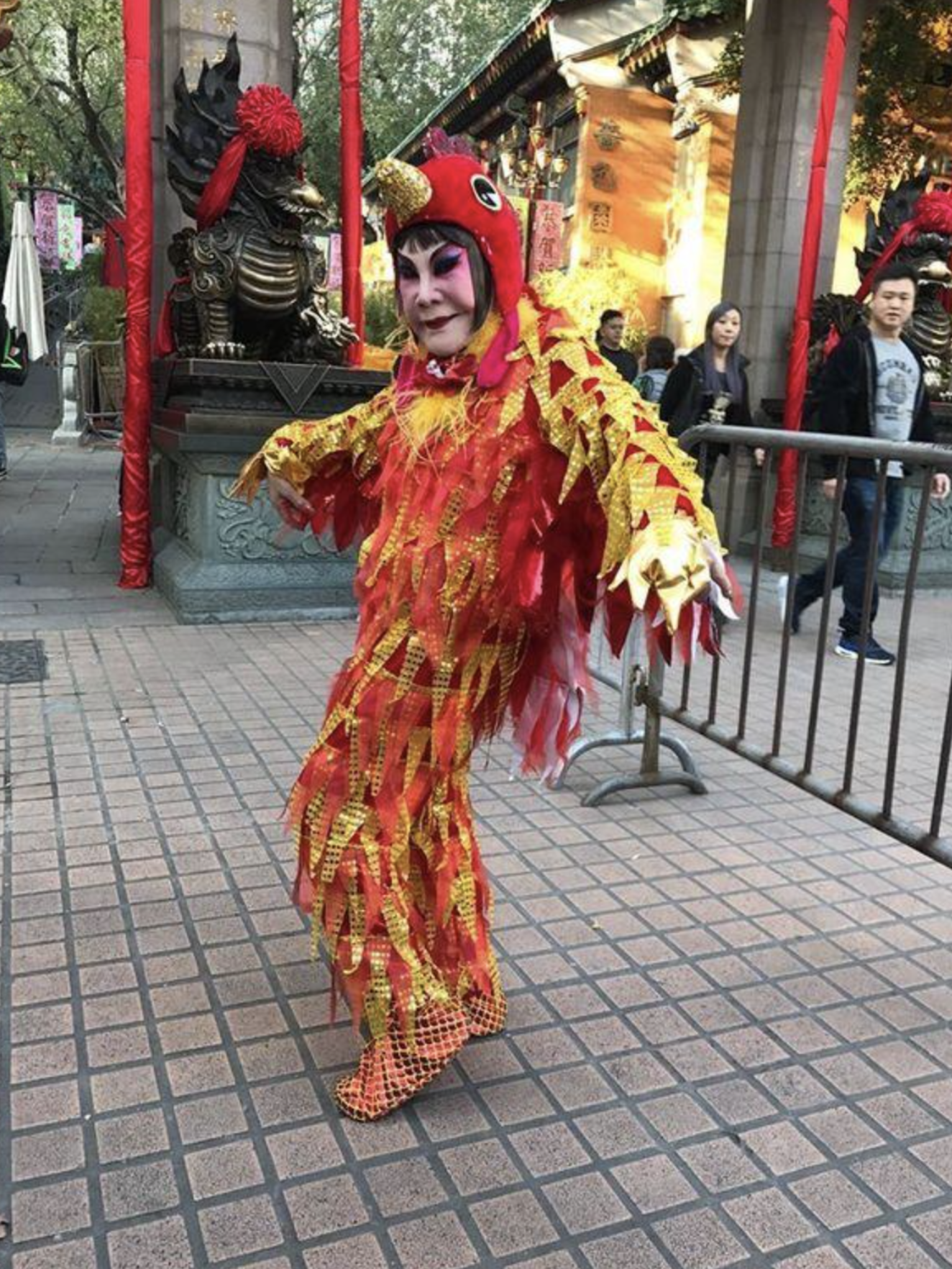 黄夏蕙宣布离开香港，或随家人移民美国，以生肖造型抢头香成绝响