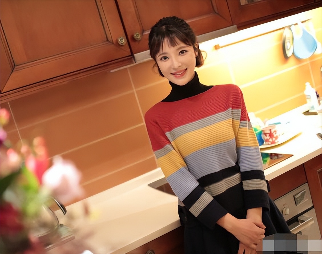 央视胡蝶:不顾一切闪婚大12岁的陆川,婚后生下一儿一女,幸福美满