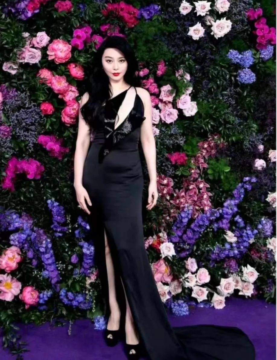 杨颖范冰冰粉丝重新开撕,因在戛纳红毯上,她穿了黑天鹅高定礼服