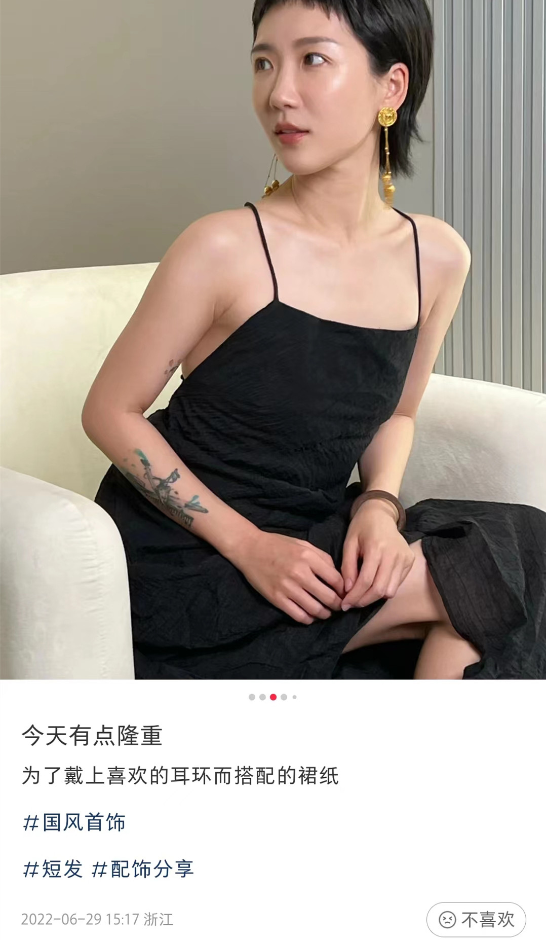郝劭文新婚妻子现身街头！穿露背裙身材完美，不像7岁孩子的妈