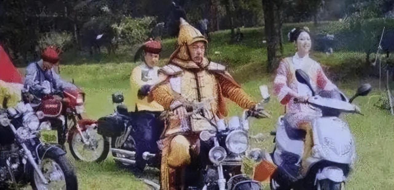 经典剧集的“边角料”，八戒骑摩托、妃子玩手机，谢谢，有被笑到