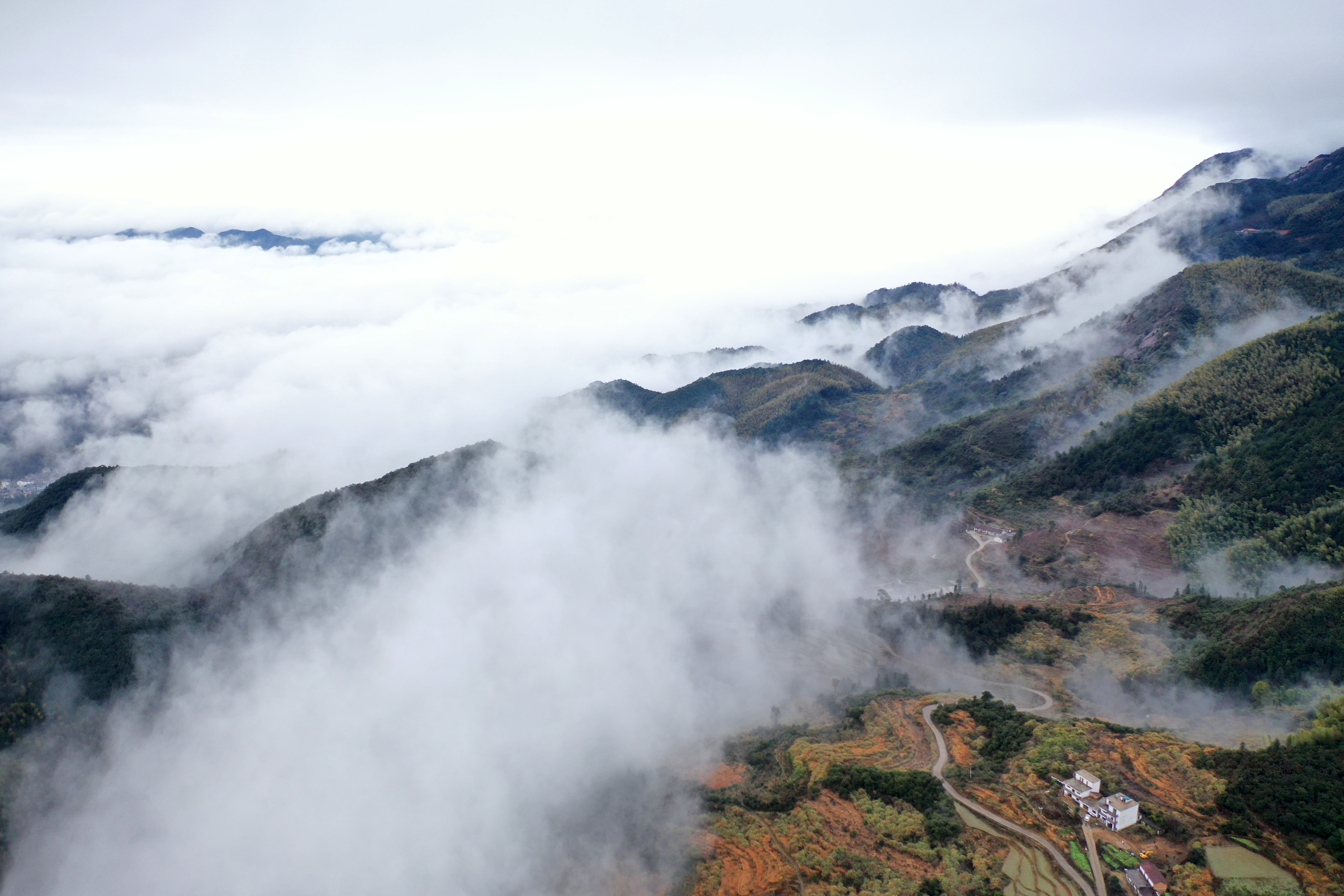 江西上饶：雾绕灵山 唯美仙境