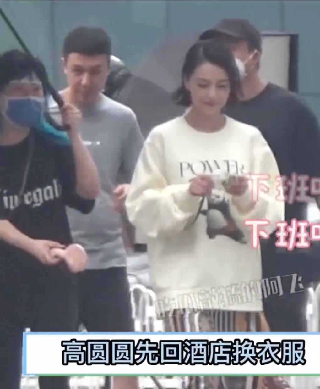 高圆圆片场和女儿互动温馨有爱，3岁Rhea活泼可爱，镜头感很强