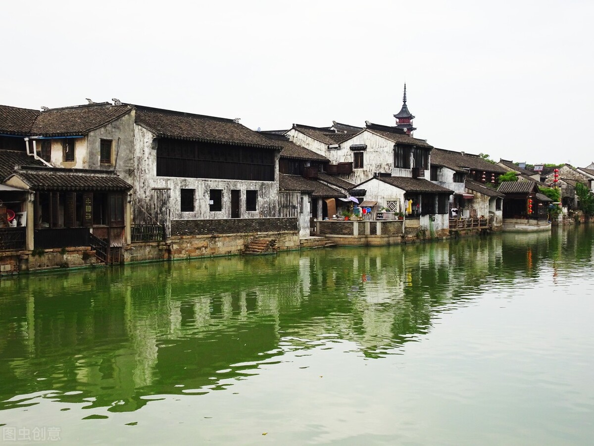 鎮上的房屋沿街而建,錯落有致,小橋流水人家,漫步在明清石板街,一睹