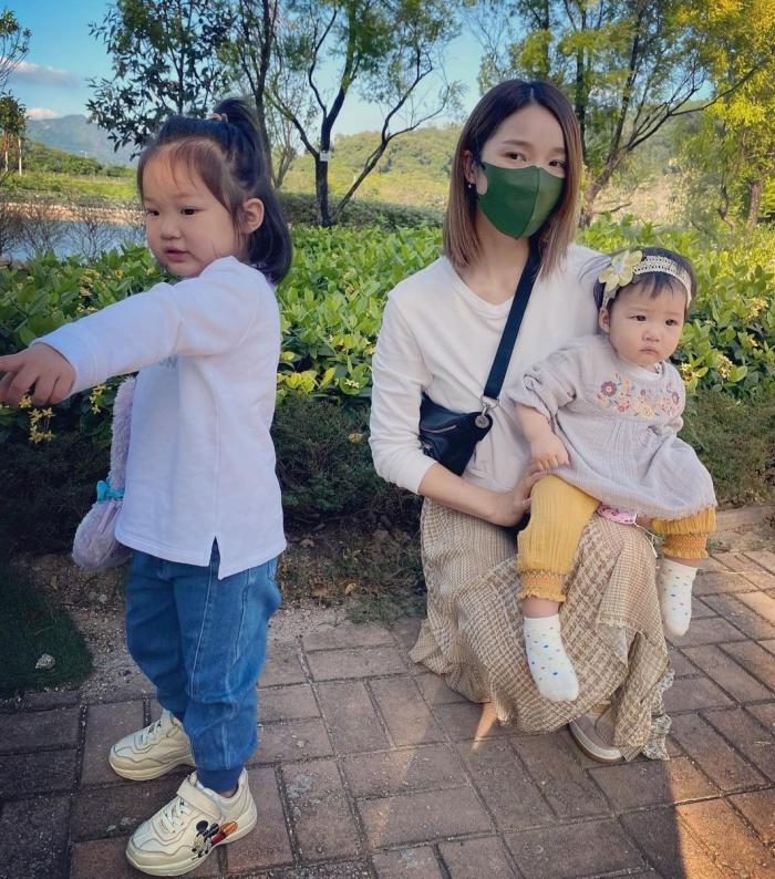 李亚男晒母女三人温馨同框，王祖蓝视角下神态温柔，二胎颜值飙升