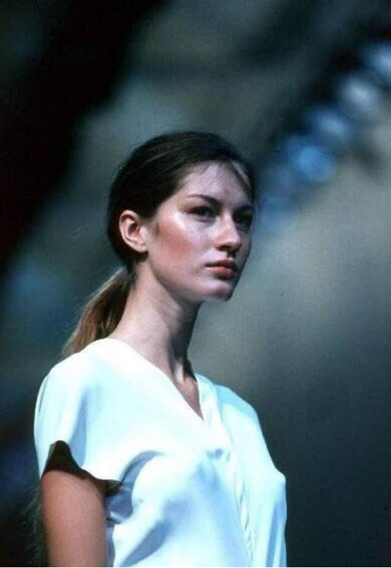 吉娘娘的伤心经历:出道时被迫几乎赤身出场,走秀时在雨中流泪