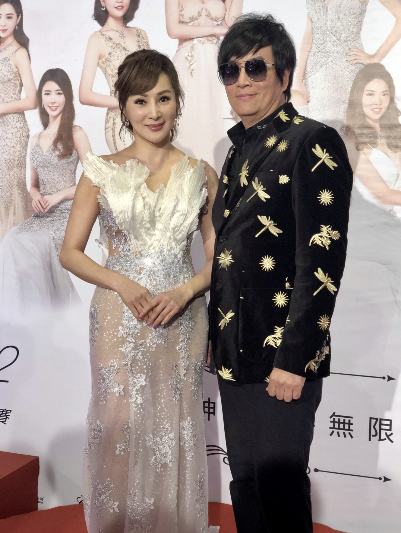 60岁陈庭威拍片为高考生加油，头发浓密略显发福，已移居广东生活