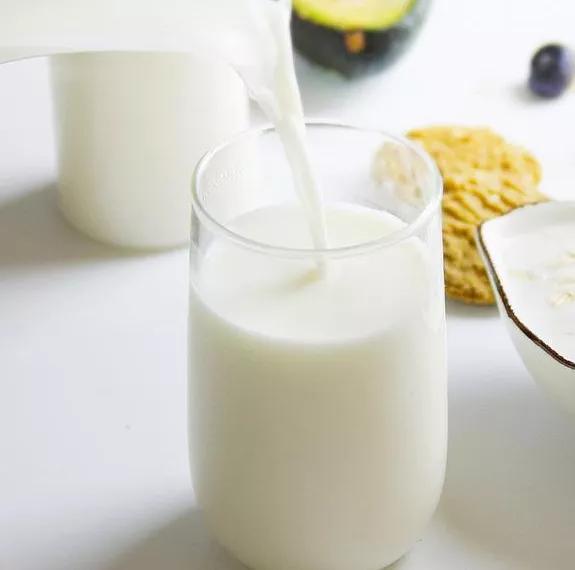 伊利甜牛奶是牛奶还是乳饮料（详解甜牛奶和纯牛奶的区别）