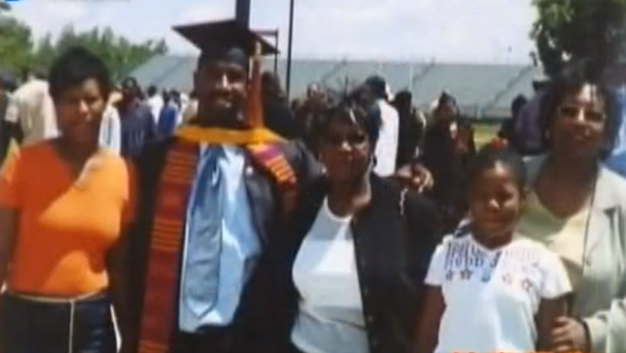 美国黑人留学生娶四川单亲妈妈，还打六份工，养妻子前男友的父母